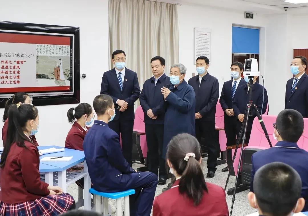 奧威亞在新疆丨兵團(tuán)一中這節(jié)遠(yuǎn)程互動(dòng)課，陳寶生部長高度贊譽(yù).jpg